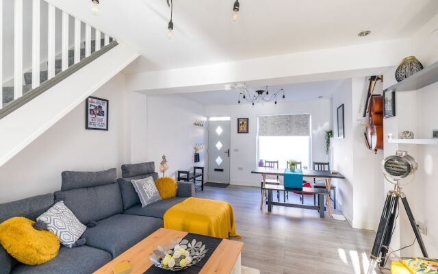 The Hollywood Beautiful 3 Bedroom House