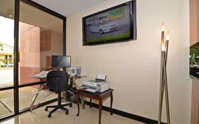 Econo Lodge Inn & Suites