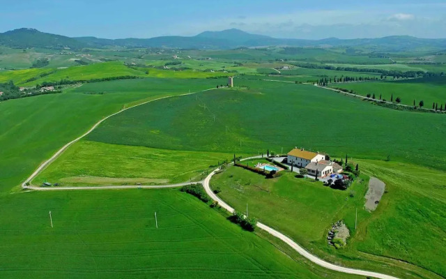 Modern Farmhouse in Pienza With Pool