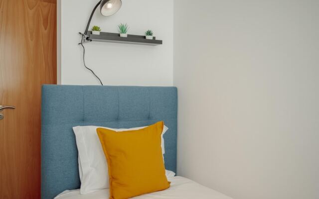 Modern Stylish Apartment I by Vacationy