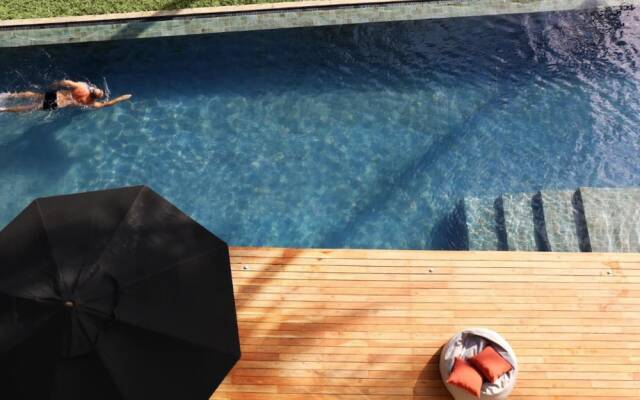 Modern Beach Villa With Roof Garden