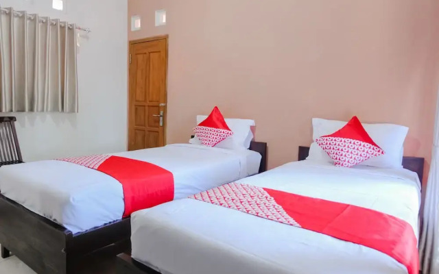 OYO 1306 Kraton Mas Family Residence