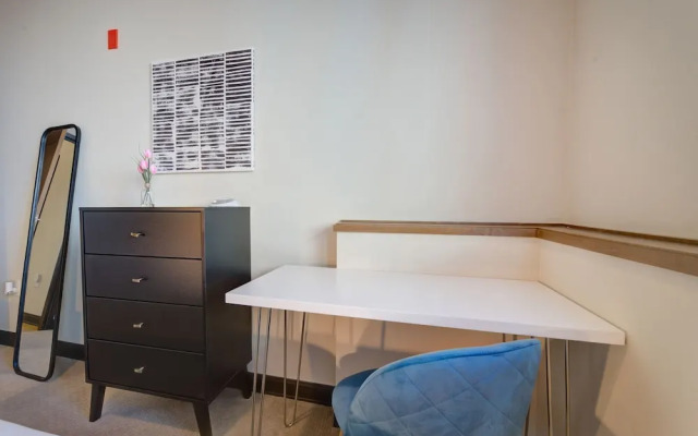 Milwaukee Amazing 1BD 1BA Downtown Apartment