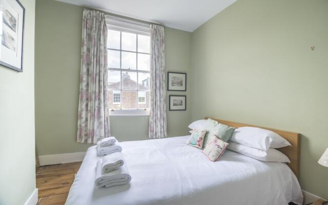 Bright Family Home in Angel with Patio