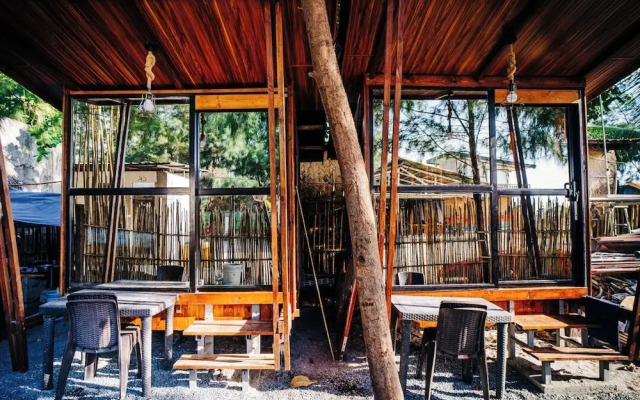Straw Huts Liwliwa