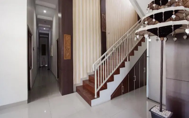 Artha Ambarukmo Exclusive by OYO Rooms