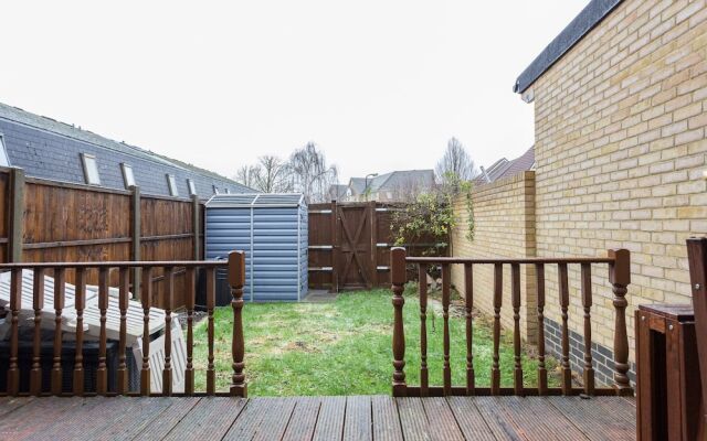 3 Bedroom House near Colliers Wood Sleeps 6