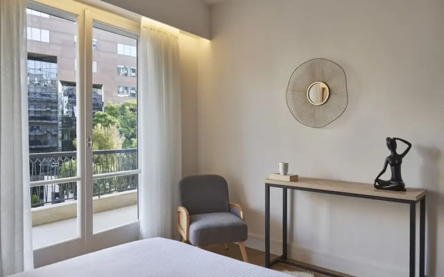 Chic n Bright 3 Bd Apt with Hilton View