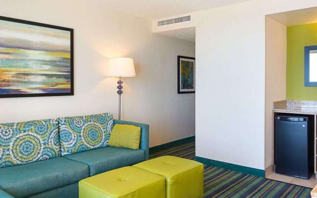 Comfort Suites Beachfront