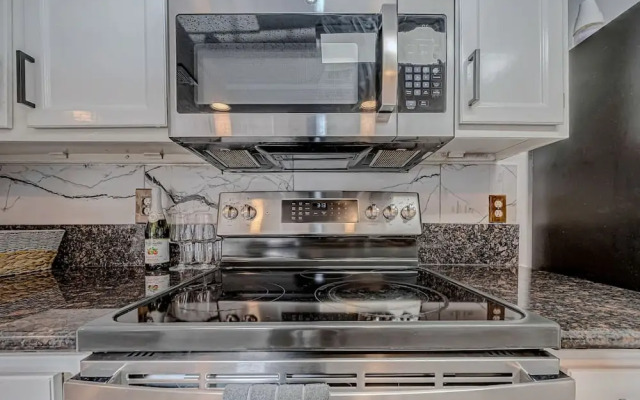 Upscale 1BR Condo in Med Center