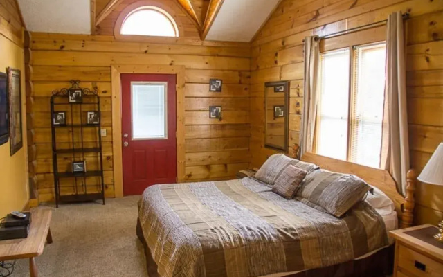 17 Honeysuckle Lodge - 5 Br Cabin