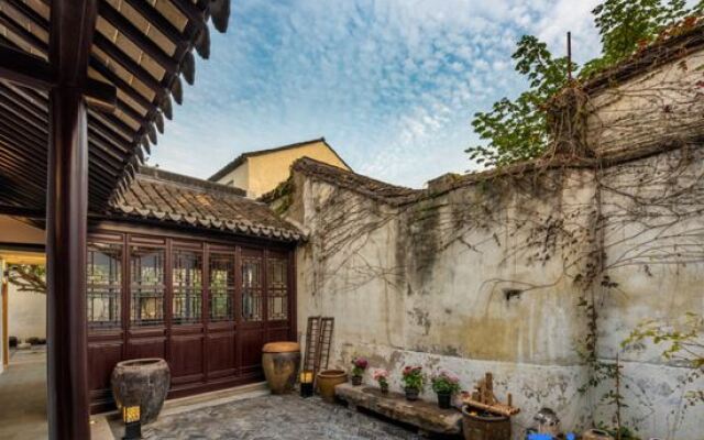 Suzhou larny Holiday Homestay (Guanqian Street Yuxiang Branch)