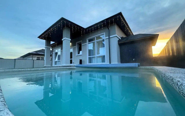 Коттедж "Небо" с подогреваемым бассейном и сауной