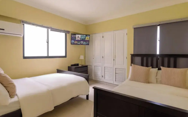 Penthouse in Evaristo Morales Sleeps 14