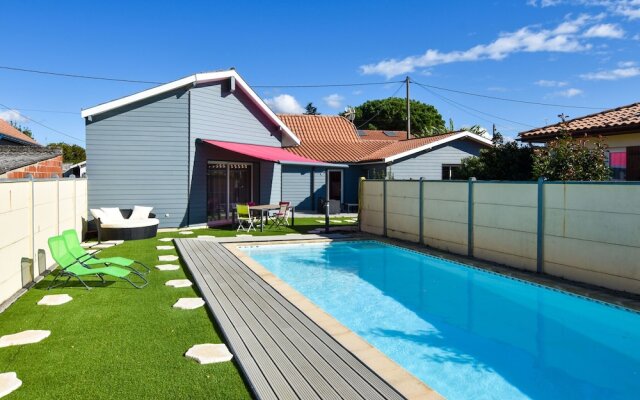 Charming Holiday Home in La Teste-de-buch With Swimming Pool