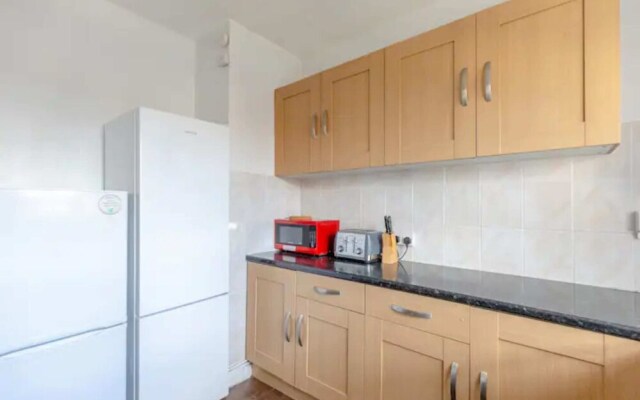 Cosy 4BD Flat W/private Balcony - Nine Elms!