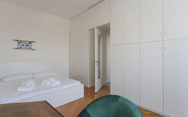 Skyline view Biancamano 1 bdr with balcony by Rentopolis