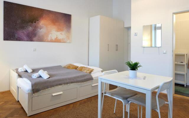Nice Studio Close To Metro III
