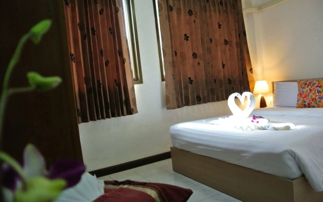 Karon Sunshine Guesthouse & Bar