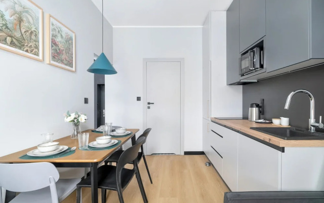 Poznan Apartment With Desk by Renters