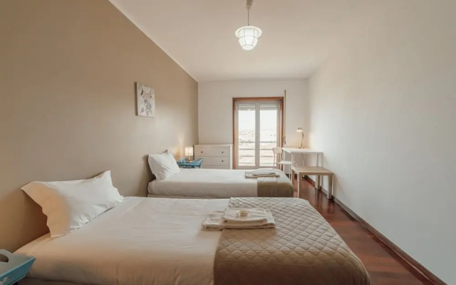 Espinho Modern 3 Bedroom Apartment by Vacationy