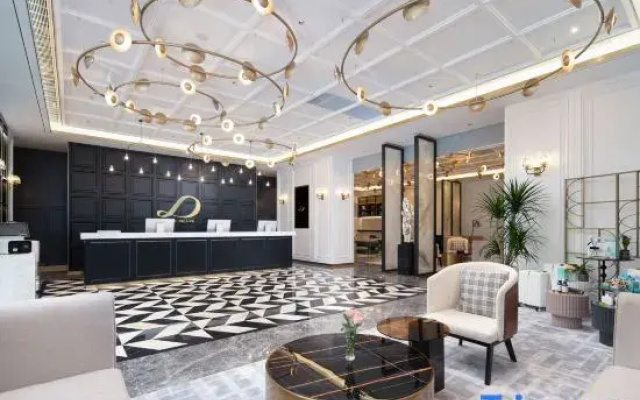 Hizan Deluxe Hotel (Yancheng High-speed Railway Station · Yueda 889 Commercial Plaza Branch)