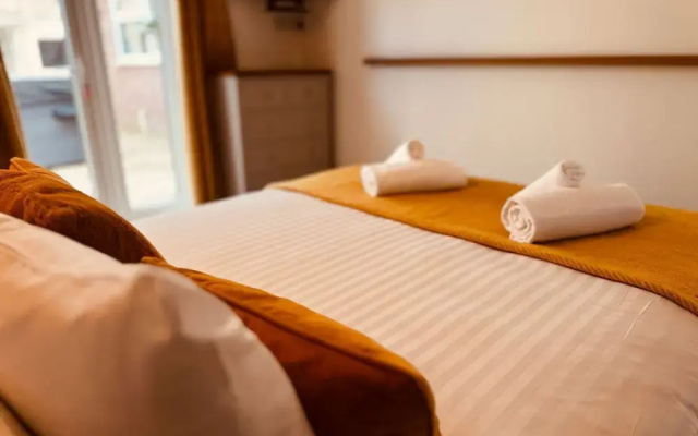 Luxury Adult-only 2-bedroom Bungalow With Hot Tub