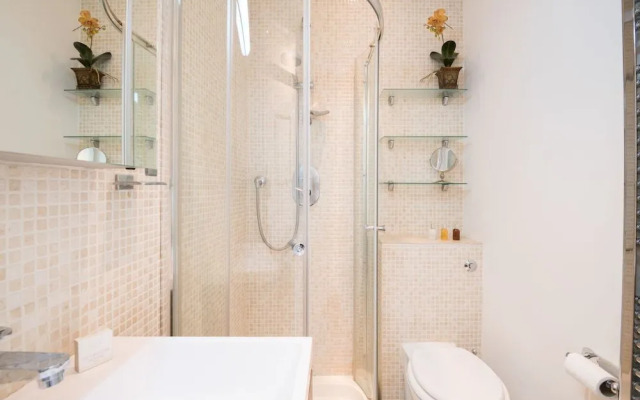 Charming Chelsea Home by the River Thames