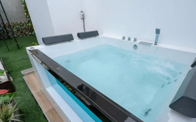 Exclusive Penthouse With Private Rooftop Jacuzzi BBQ Game Room