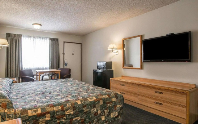 Palm Inn Hotel near Tyler Mall Riverside