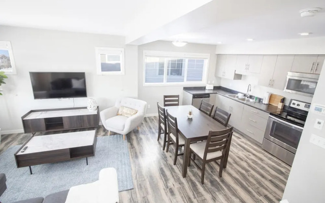 Bright Modern 4bed 2bath Townhouse With Parking