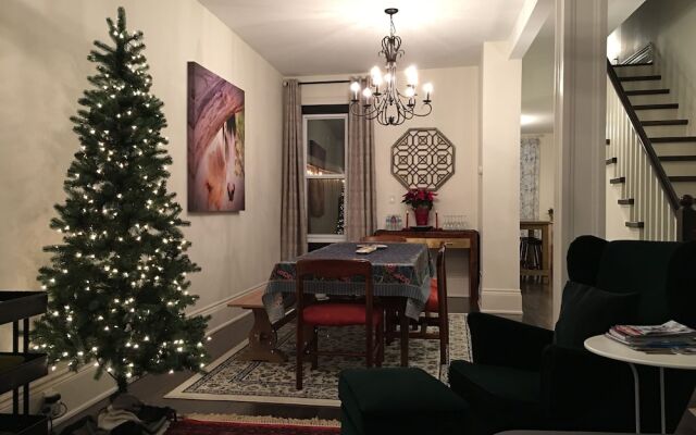 Beautiful 4BR Downtown House, Sleeps 10