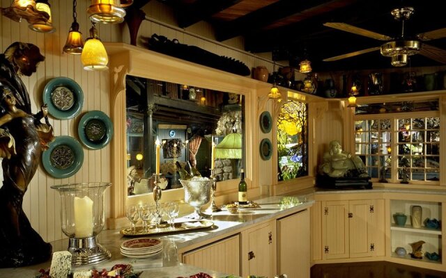 Land's End Inn