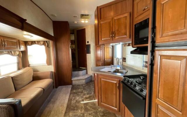 Gorgeous Glamping RV plus Indoor Hot Tub