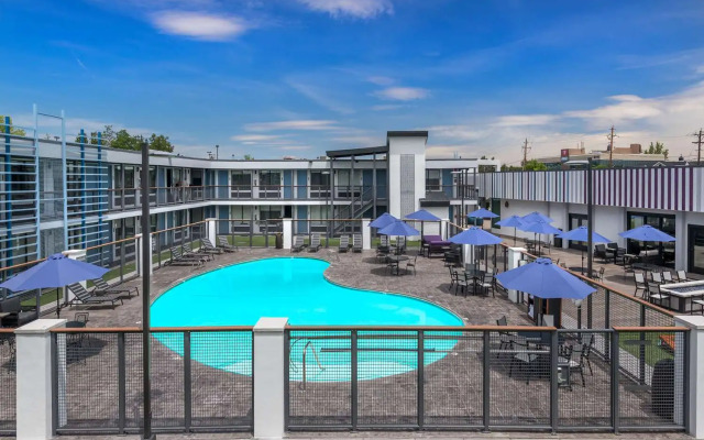 Super 8 by Wyndham Meadow Wood Courtyard