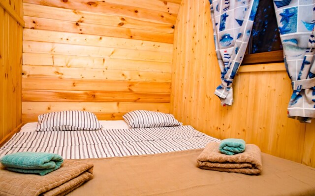 Eco-wooden Houses Camping Montaña Roja