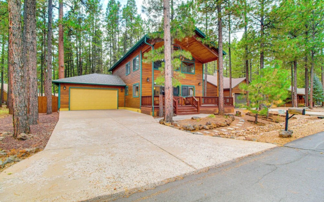 Pet-friendly Cabin w/ Fire Pit in Pinetop!