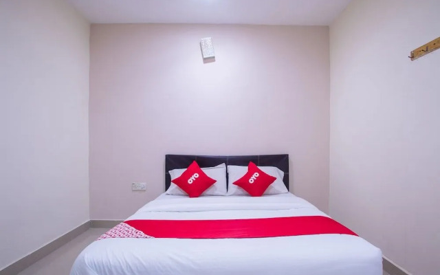 OYO 44010 Royals Star Hotel