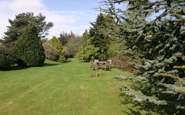 Eight Acres Hotel