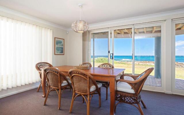 The Whale Watcher', 1/6 Birubi Lane - waterfront unit with stunning views, level access