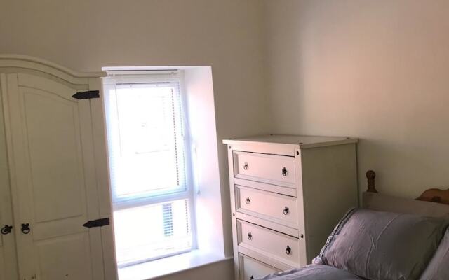 Newly refurbished 3 Bed House Near City