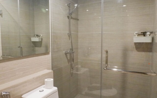 Luxurious Studio Apartment At La Riz Supermall Mansion