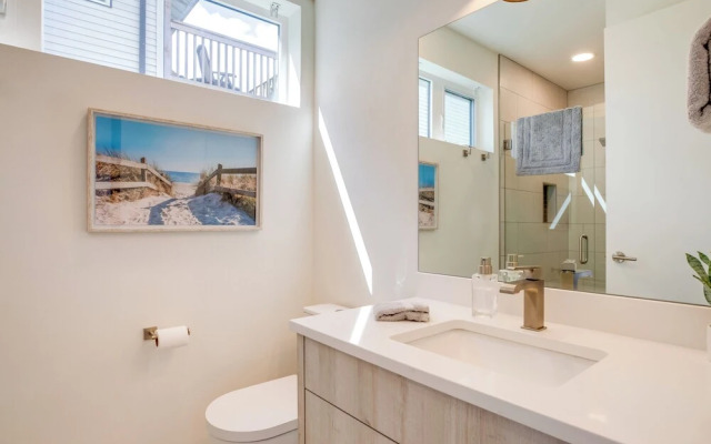 Seaside Vacation Rental: Walk to Beach & Downtown!