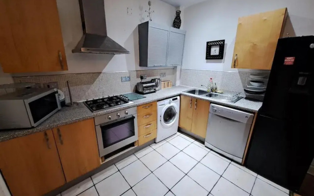 City-center Flat Sleeps 4 With Balcony