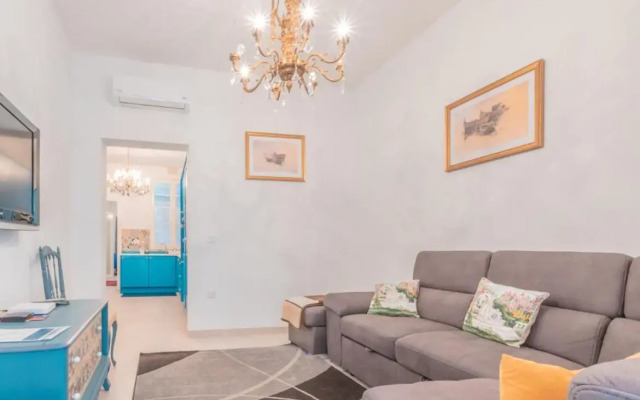 Blue Waves Apartment with Maltese Balcony