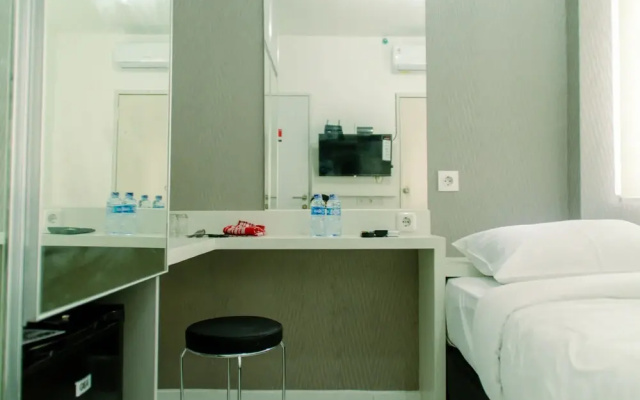 Cozy Studio Apartment at Aeropolis Residence Near Cgk Airport