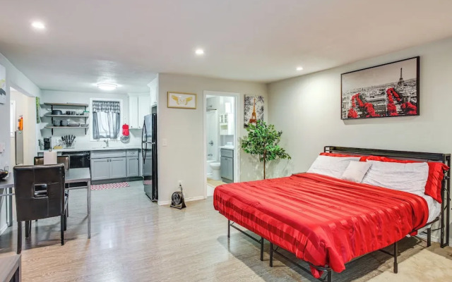 3 Mi to Dtwn Tacoma: Pet-friendly Home