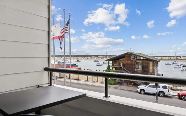 456 Embarcadero Inn & Suites