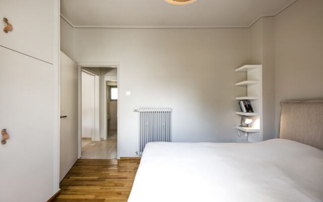 Elegant and Airy Apartment One Stop from City Center by VillaRentalsgr