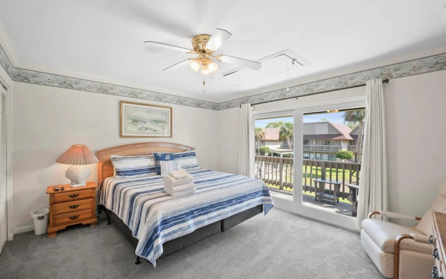 Two-story Condo With Private Deck, Wifi and Courtyard Pool Access